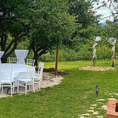 بيت للعطل Navisu Avlija