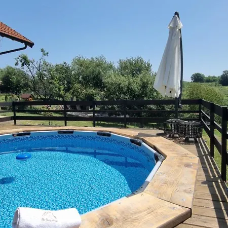 بيت للعطل Navisu Avlija